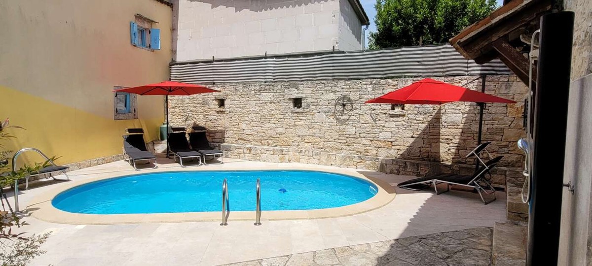 Posest z dvema kamnitima hišama in bazenom